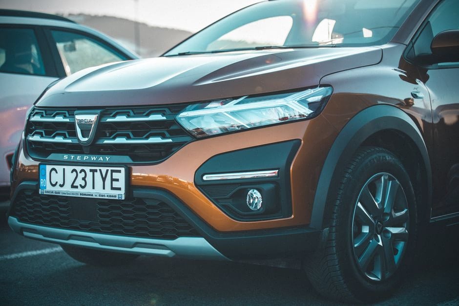 Dacia Sandero et SUV électrique comparés par des acheteurs européens