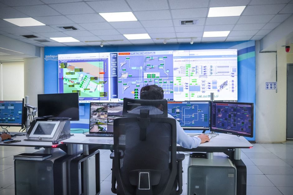 Techniciens algériens surveillant des réseaux numériques dans un centre moderne