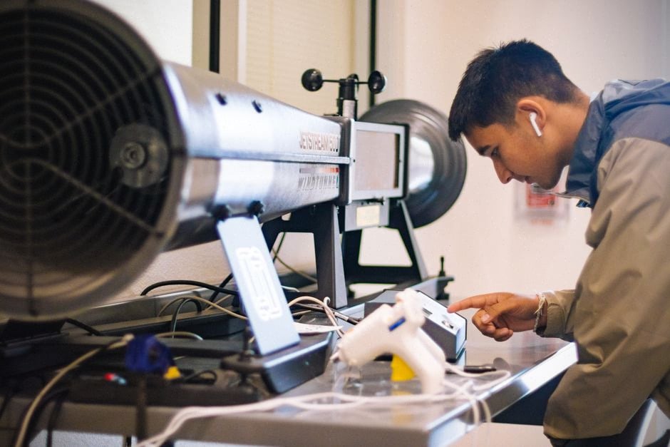 Technicien mesurant la production solaire quotidienne de la voiture Aptera