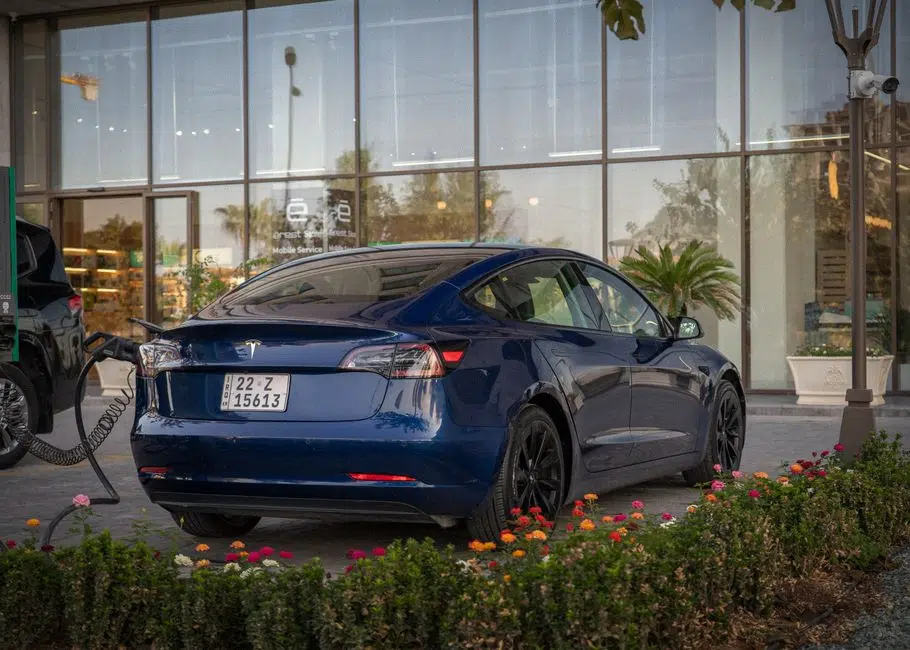 Recharge d’une voiture électrique premium dans un parking moderne à Hanoï